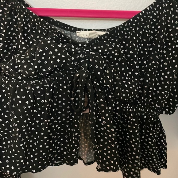 Pacsun Floral Cropped Long Sleeve- Adjustable tie in front/opens in middle - Picture 4 of 5